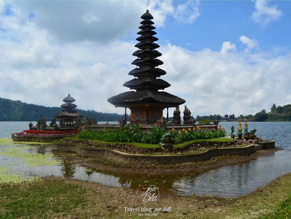 Cosa vedere a Bali in 10 giorni Indonesia accessibile in sedia a rotelle. In foto il tempio nell'acqua dal nome: Pura Ulun Danu Beratan Bedugul