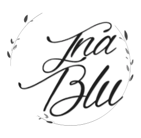 Logo del travel blog ina-blu.com. Scritta "ina blu" su sfondo bianco circolare