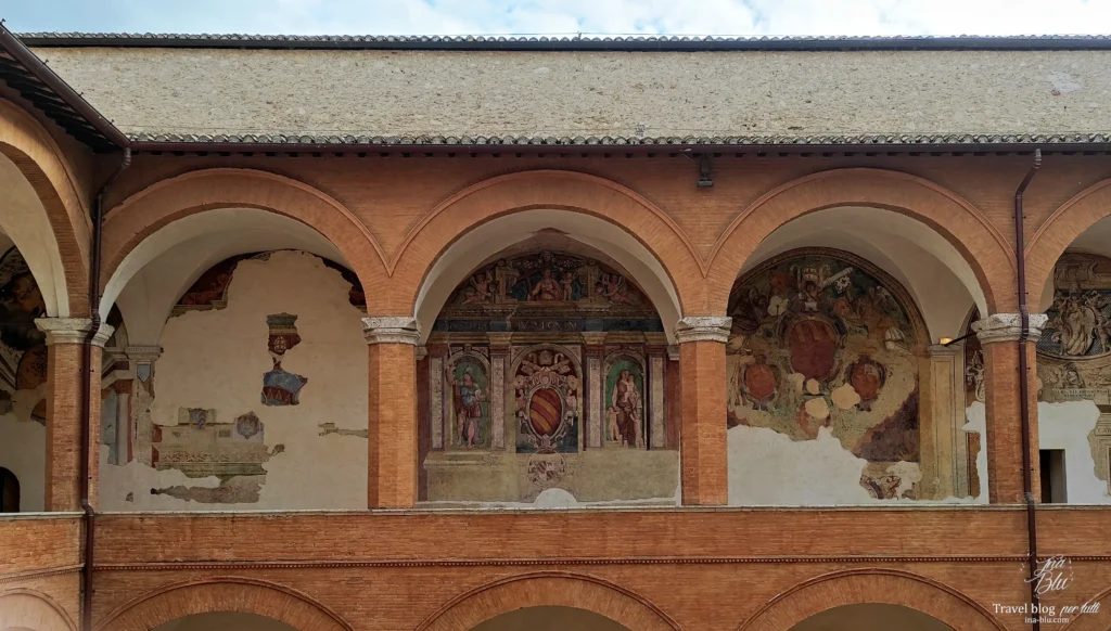 Spoleto in un giorno: guida accessibile in sedia a rotelle . Foto della loggia decorata del Museo Nazionale del Ducato.