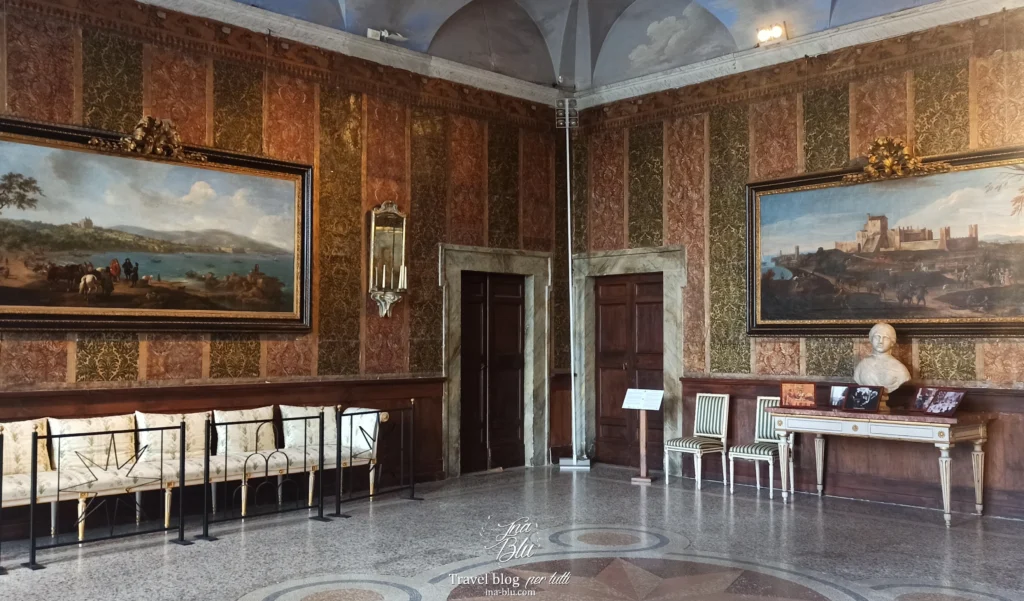 Ariccia in un giorno: guida accessibile in sedia a rotelle. Nella foto la foto dell'interno del palazzo con e pareti decorate. ina-blu.com