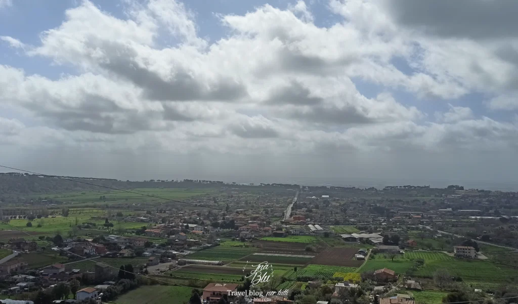 Ariccia in un giorno: guida accessibile in sedia a rotelle. Nella foto il paesaggio sulle colline verso il mare dal Belvedere di Ariccia. ina-blu.com