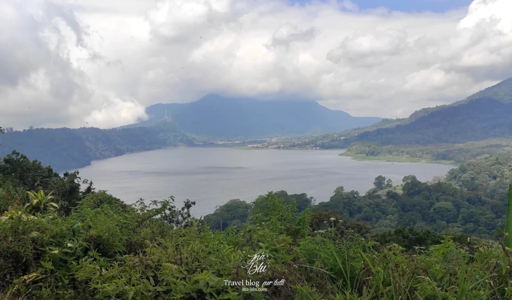 Cosa vedere a Bali in 10 giorni, in foto la vista dall'alto dei laghi gemelli di Bali