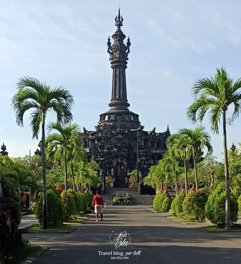 Cosa vedere a Bali in 10 giorni: in foto il Bajra Sandhi Monument, monumento alto immerso nel verde. 