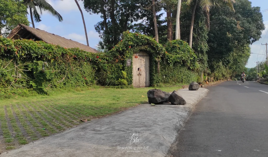 Cosa vedere a Bali in 10 giorni, in foto uno scorcio del quartiere di Sanur, un cancello circondato dal verde