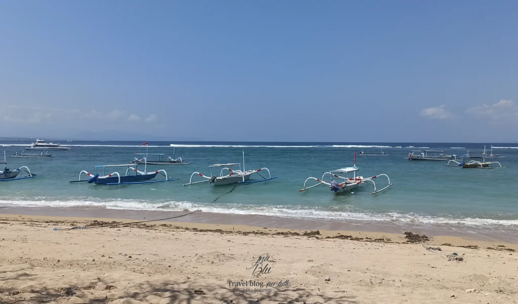 Cosa vedere a Bali in 10 giorni, nella foto la spiaggia di sanur con le tipiche imbarcazioni ormeggiate