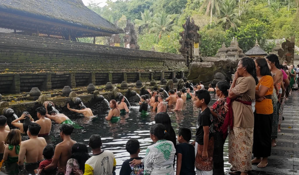 Cosa vedere a Bali in 10 giorni, in foto la vasca d'acqua con i fedeli del tempio Tirta Empul